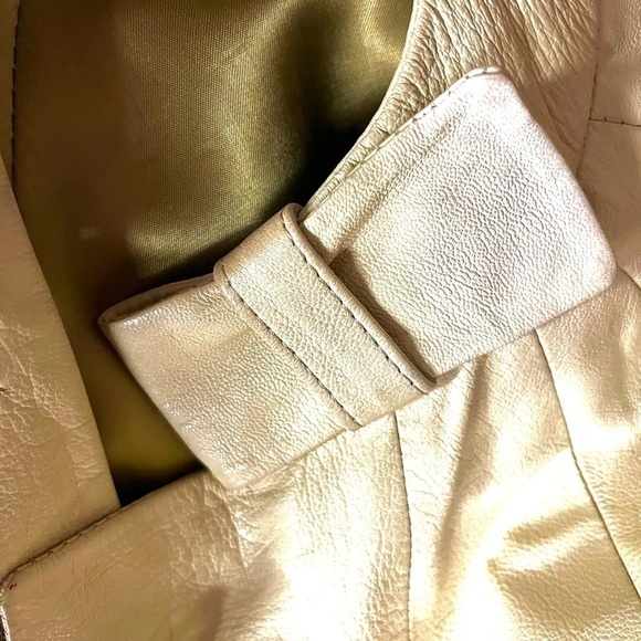 VINTAGE CREAM LEATHER CAPE - Picture 12 of 13
